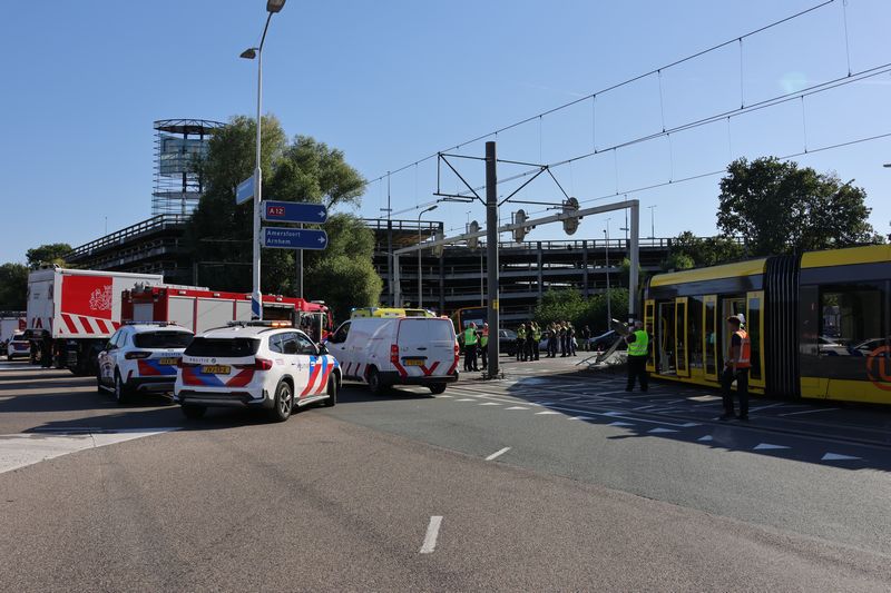 Drie gewonden na ernstige botsing tussen lijnbus en tram in Utrecht